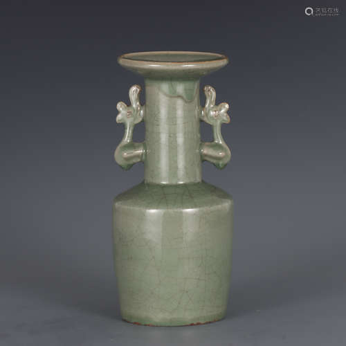 A CHINESE LONGQUAN-TYPE DOUBLE-HANDLED PORCELAIN VASE