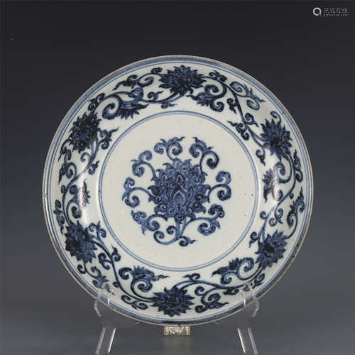 A CHINESE BLUE AND WHITE FLORAL PLATE