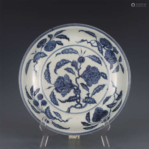 A CHINESE BLUE AND WHITE FLOWER FRUIT PLATE