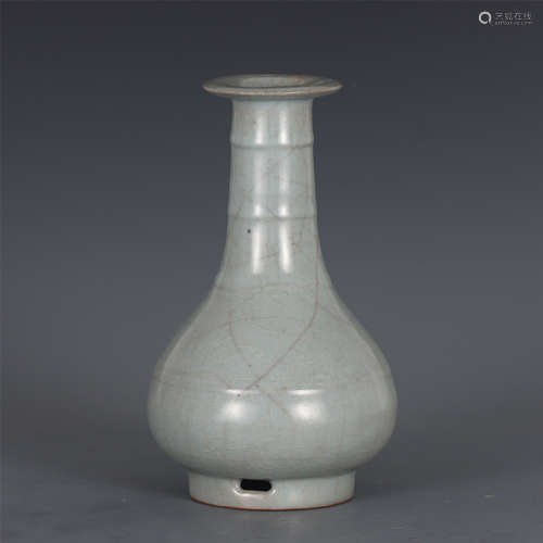 A CHINESE LONGQUAN CELADON GLAZED VASE