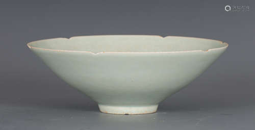 A CHINESE HUTIAN-TYPE LOBED PORCELAIN BOWL