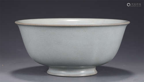 A GUAN-TYPE BOWL