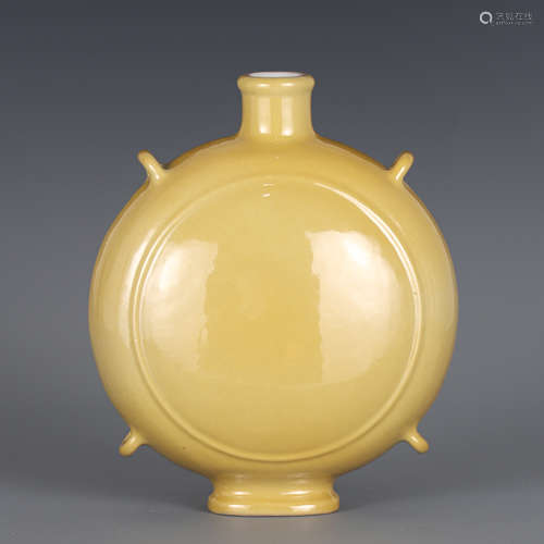 A CHINESE YELLOW GLAZED PORCELAIN MOON FLASK