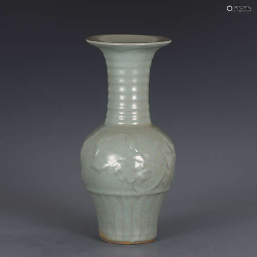 A CHINESE LONGQUAN CELADON GLAZED YEN-YEN VASE