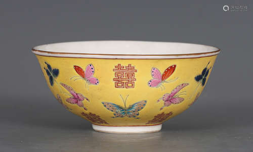 A CHINESE YELLOW GROUND FAMILLE ROSE PORCELAIN BOWL