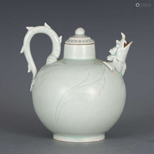 A CHINESE HUTIAN-TYPE PORCELAIN EWER