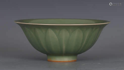 A CHINESE LONGQUAN CELADON GLAZED PORCELAIN BOWL