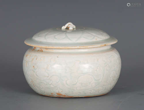 A CHINESE HUTIAN-TYPE JAR WITH COVER