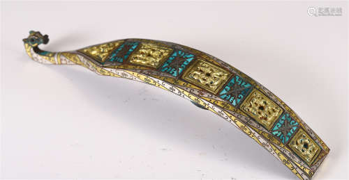 A CHINESE TURQUOISE INLAID GILT-SILVER BELT HOOK