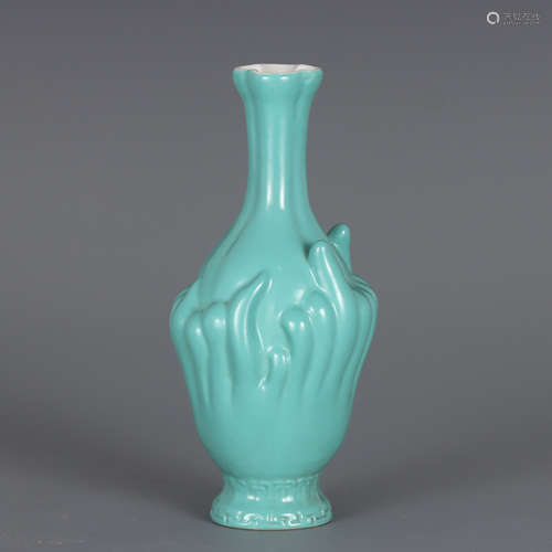 A CHINESE MONOCHROME GLAZED FINGERED CITRON PORCELAIN VASE