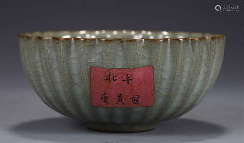 A GE-TYPE CRACKLE LOBED BOWL