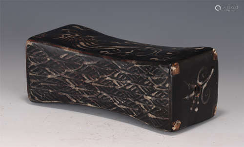 A CHINESE JIZHOU-TYPE POTTERY WRIST REST