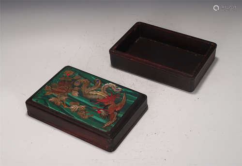 A CHINESE HARD-STONES INLAID ROSEWOOD BOX AND COVER