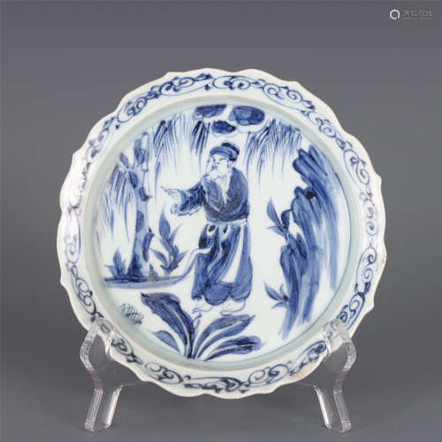 A CHINESE BLUE AND WHITE FIGURAL PLATE