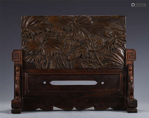 A CARVED CHENXIANG AGAR-WOOD TABLE SCREEN