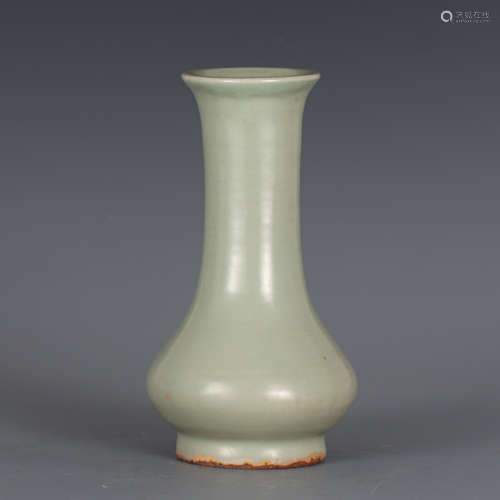 A CHINESE LONGQUAN CELADON GLAZED VASE