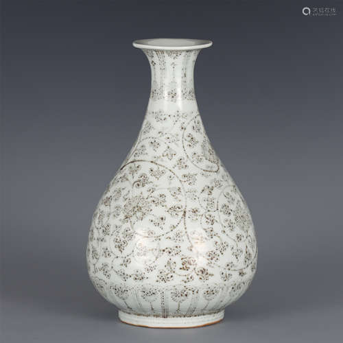 A CHINESE UNDERGLAZE RED PORCELAIN VASE