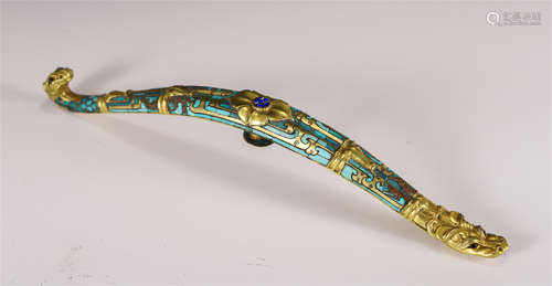 A CHINESE TURQUOISE INLAID GILT-SILVER BELT HOOK