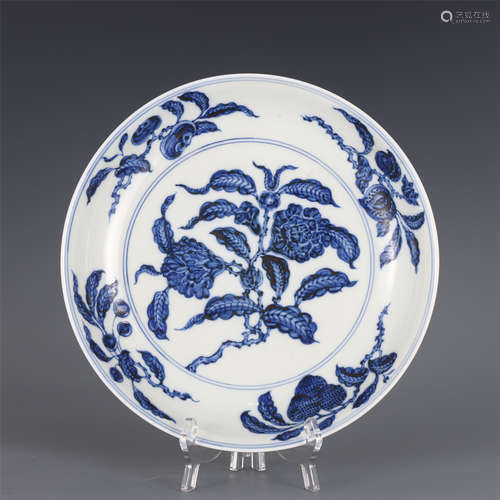 A CHINESE BLUE AND WHITE FLORAL PORCELAIN PLATE