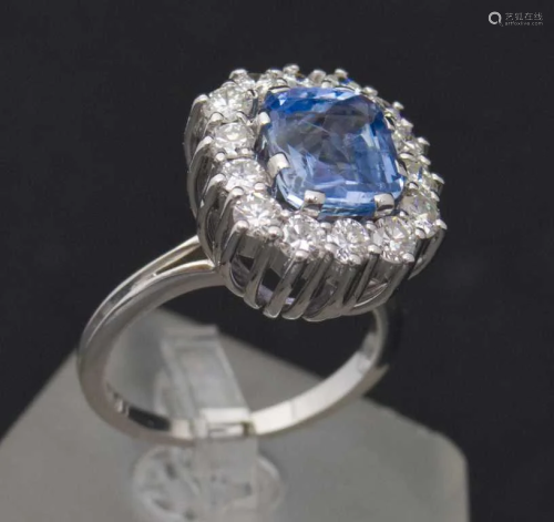 Gold ring with 14 natural diamonds; 1 natural sapphire