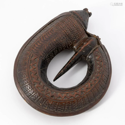 17TH / 18TH C. WOOD SERPENT FORM POWDER FLASK