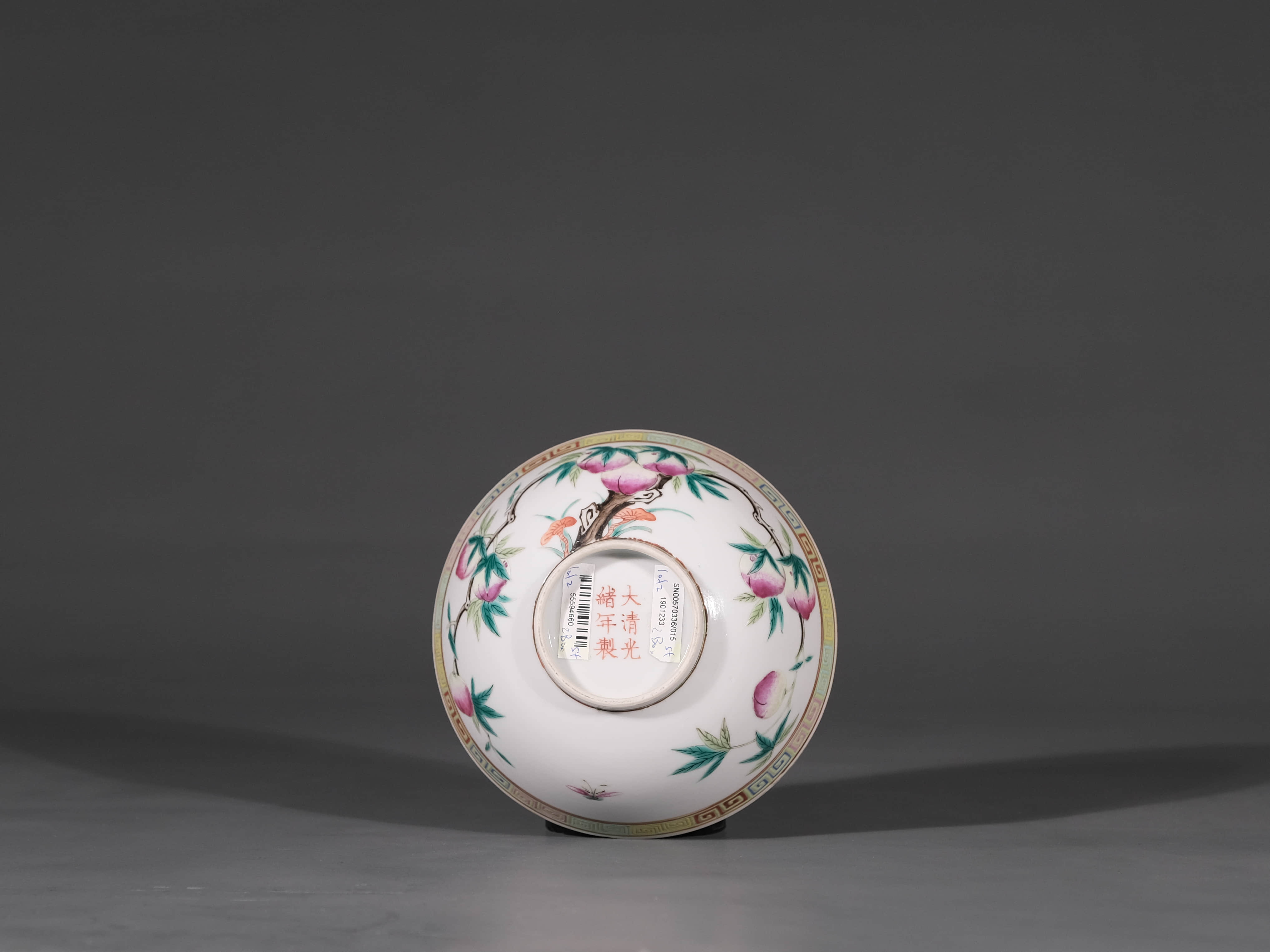 尺寸d14cm拍品描述粉彩九桃图创始于雍正时期,官窑瓷器绘此一纹饰者