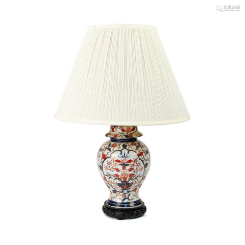 Chinese Imari Floral Motif Urn Vase Table Lamp