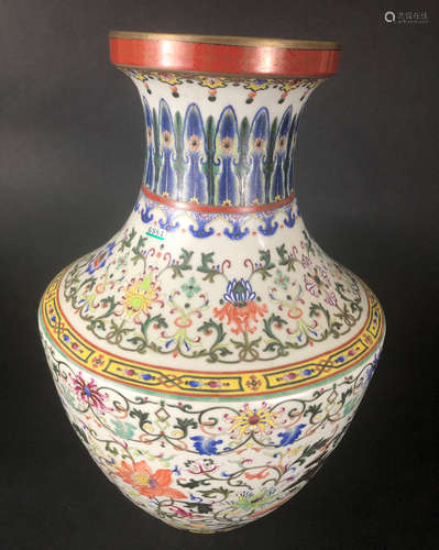 QIANLONG MARK FAMILLE ROSE GLAZE VASE