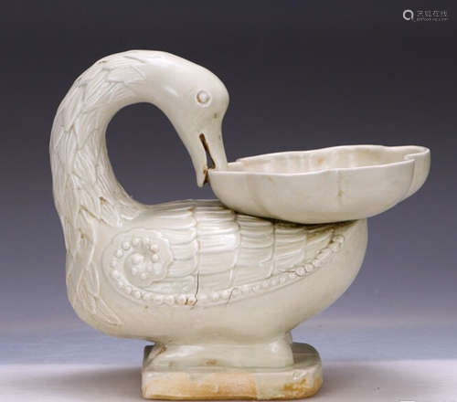 DING YAO WHITE GLAZE GOOSE SHAPE LAMP