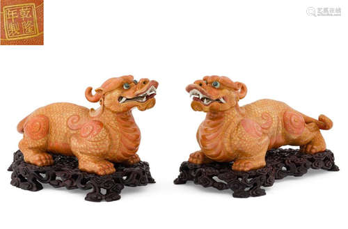 QIANLONG MARK FAMILLE ROSE GLAZE BEAST PAIR