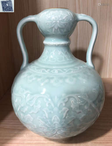 QIANLONG MARK PEA CELADON GLAZE VASE