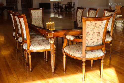 REGENCY STYLE DINING SUITE TABLE WITH 8 CHAIRS