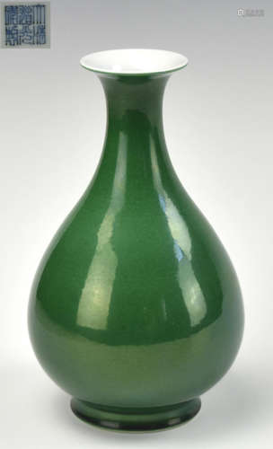 DAOGUANG MARK GREEN GLAZE VASE