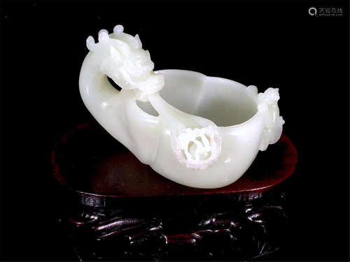 A CHINESE CARVED HETIAN JADE BRUSH WASHER