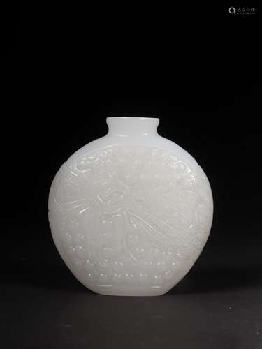 A HETIAN JADE SNUFF BOTTLE 