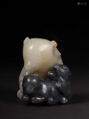 A JADE BEAR SHAPED ORNAMENT 