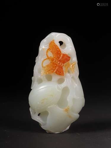 A CARVED HETIAN JADE ORNAMENT 