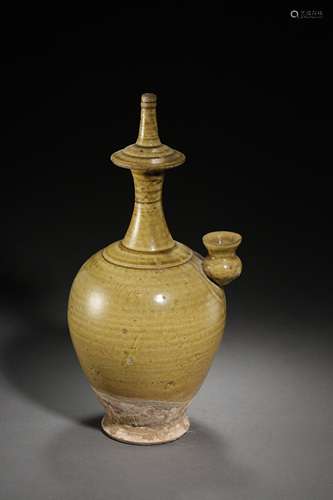 A YELLOW-GLAZED XING KILN VASE