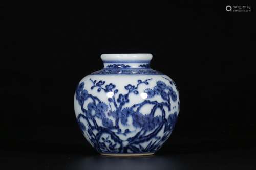 A BLUE AND WHITE FLOWER JAR