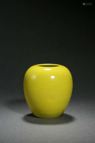 A YELLOW-GLAZED WATER POT