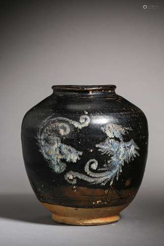 A JIZHOU KILN BLACK-GLAZED PHOENIX PATTERN JAR 