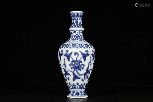 A BLUE AND WHITE PORCELAIN VASE