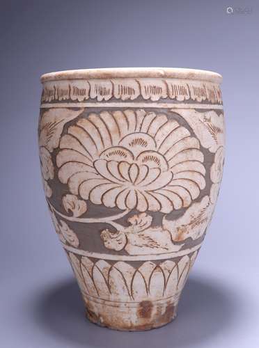 A CIZHOU KILN CARVED WITH FLOWER JAR 