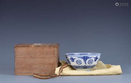 A CHINESE BLUE AND WHITE PORCELAIN BOWL