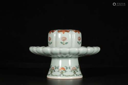 A  CELADON-GLAZED FAMILLE ROSE CHRYSANTHEMUM PLATE