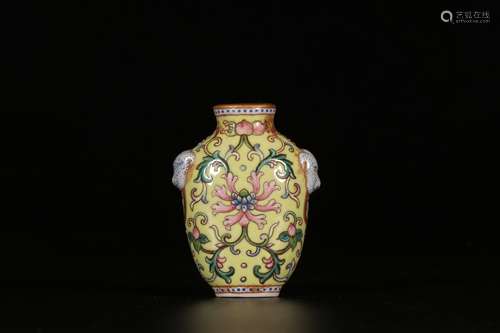 A YELLOW GROUND FAMILLE ROSE INTERLOCKING LOTUS SNUFF BOTTLE