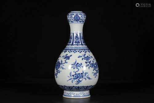 A BLUE AND WHITE  GARLIC-HEAD VASE