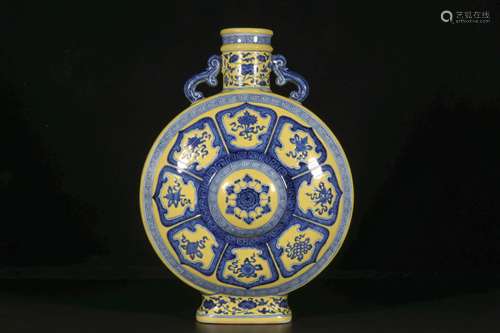 A BLUE AND WHITE  YELLOW GROUND MOONFLASK