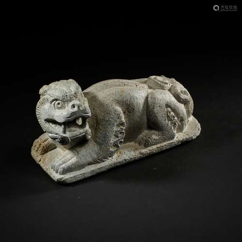 A STONE LION SHAPED PAPER WEIGHT 