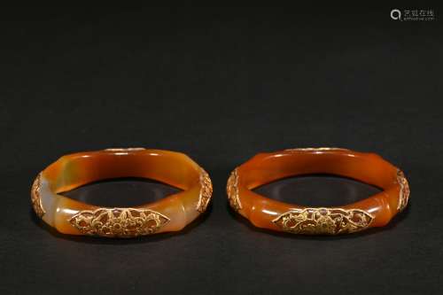 A pair of agate bracelet